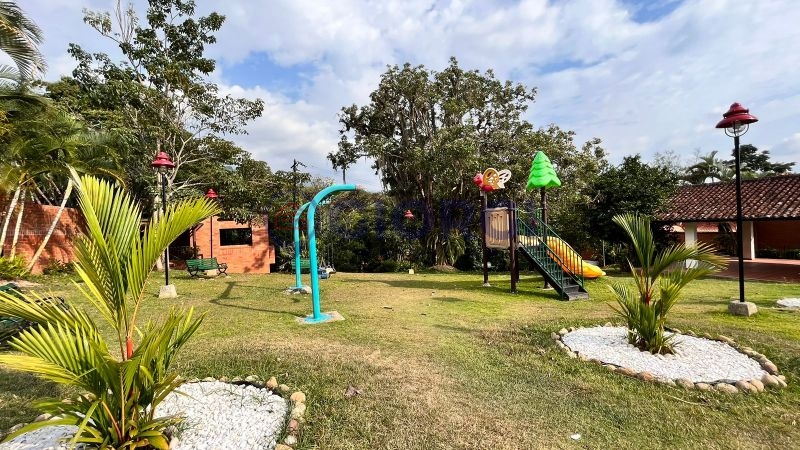Cl. 74 # 55-165  Conjunto Rincon del Lago